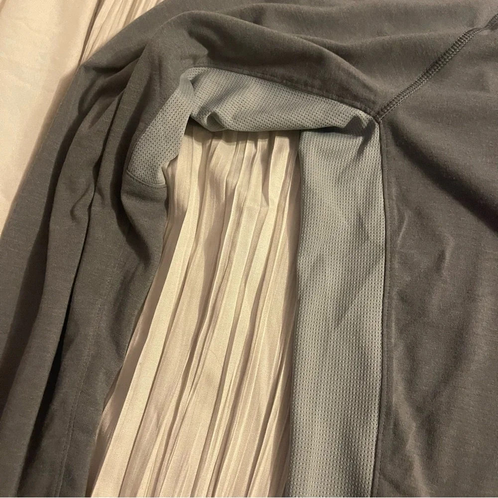 The North Face gray long‎ sleeve lightweight pullover, size XL